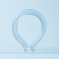 Anello refrigerante da collo Ventolieve RING in silicone azzurro, forma a U aperta sul davanti, su sfondo azzurro ghiaccio